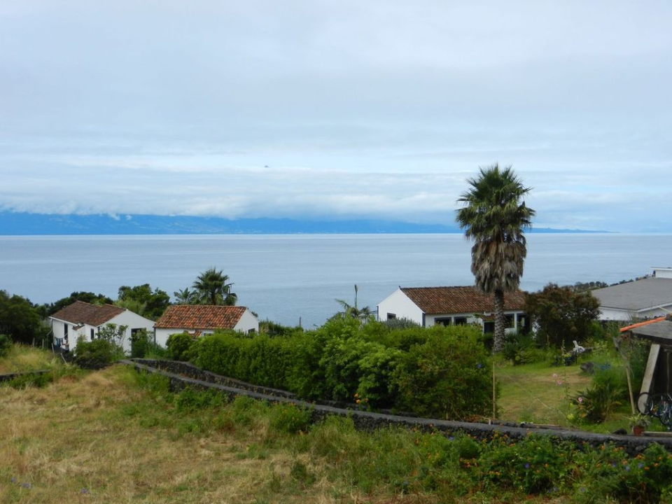 Our Bed & Breakfast on São Jorge: Jardim do Triângulo (we had the leftmost cabin). Above the clouds you can catch a glimpse of the peak  of mount Pico