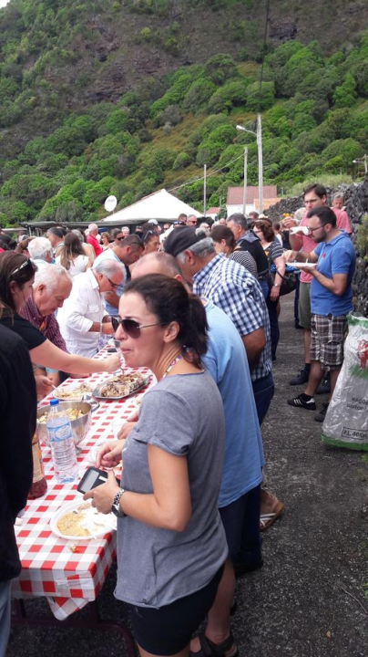 Thanks to a Portugese couple, whos acquaintance we made the day before, we stopped for fish soup at a celebration at Fajã das Almas (Festa Nossa Senhora de Fátima)