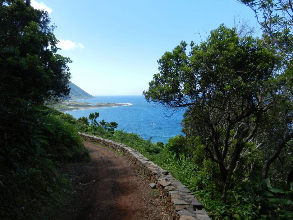 ... the sea side ... not so much. Here a view on the Fajã dos Cubres