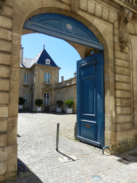 Close to our flat we found this nice courtyard of the 