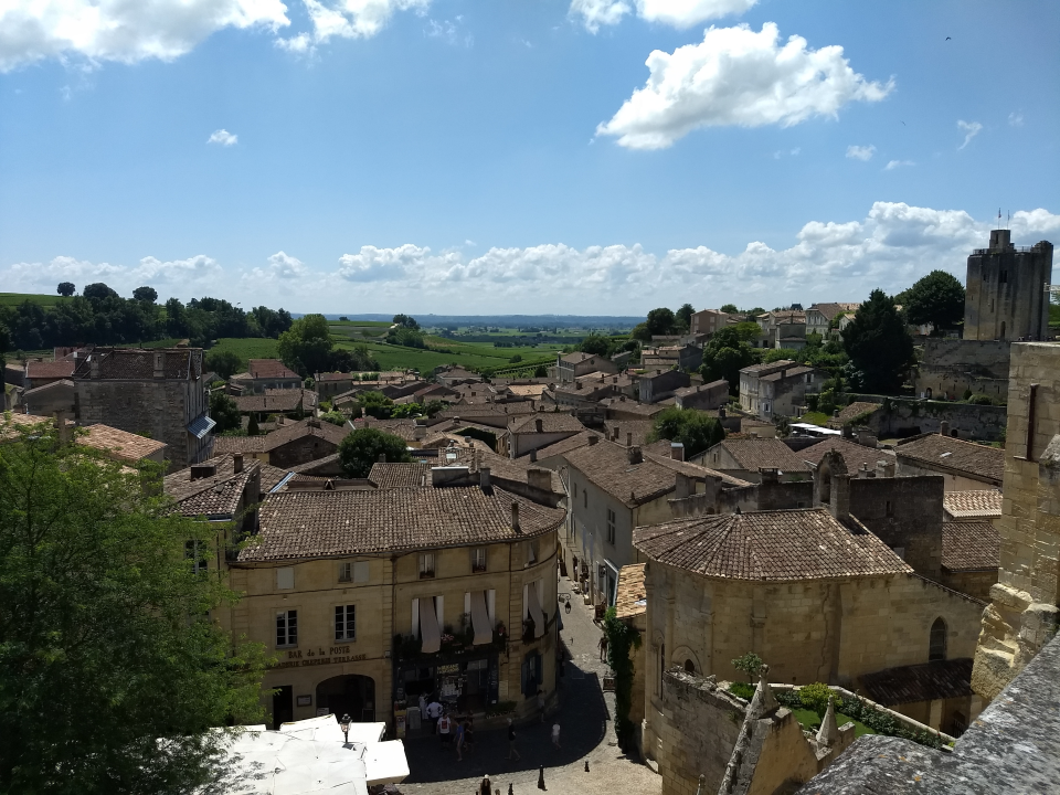 Saturday morning we started for our second stay in Le Bugue. On our way we made a stop for lunch and a short walk in Saint-Émilion. Here the center of the village, on the square just below we had our lunch.