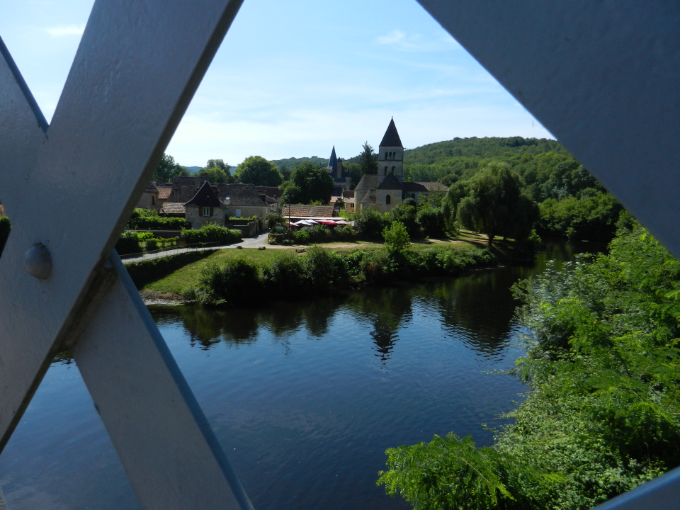 On Wednesday we decided to go on a hike around Saint-Léon-sur-Vézère. Here the church and tower from a bridge ...