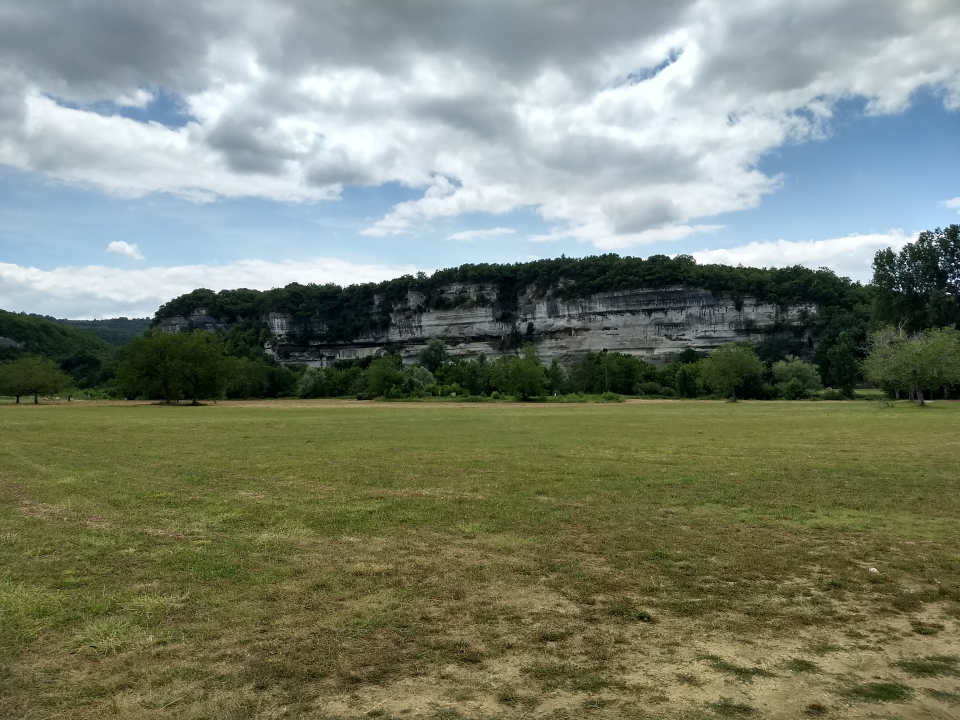 A look at the whole rock from the other side of the Vézère.